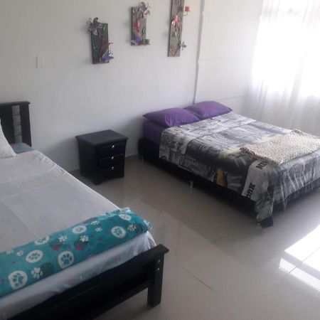 Hostal Komfort Medellín Buitenkant foto