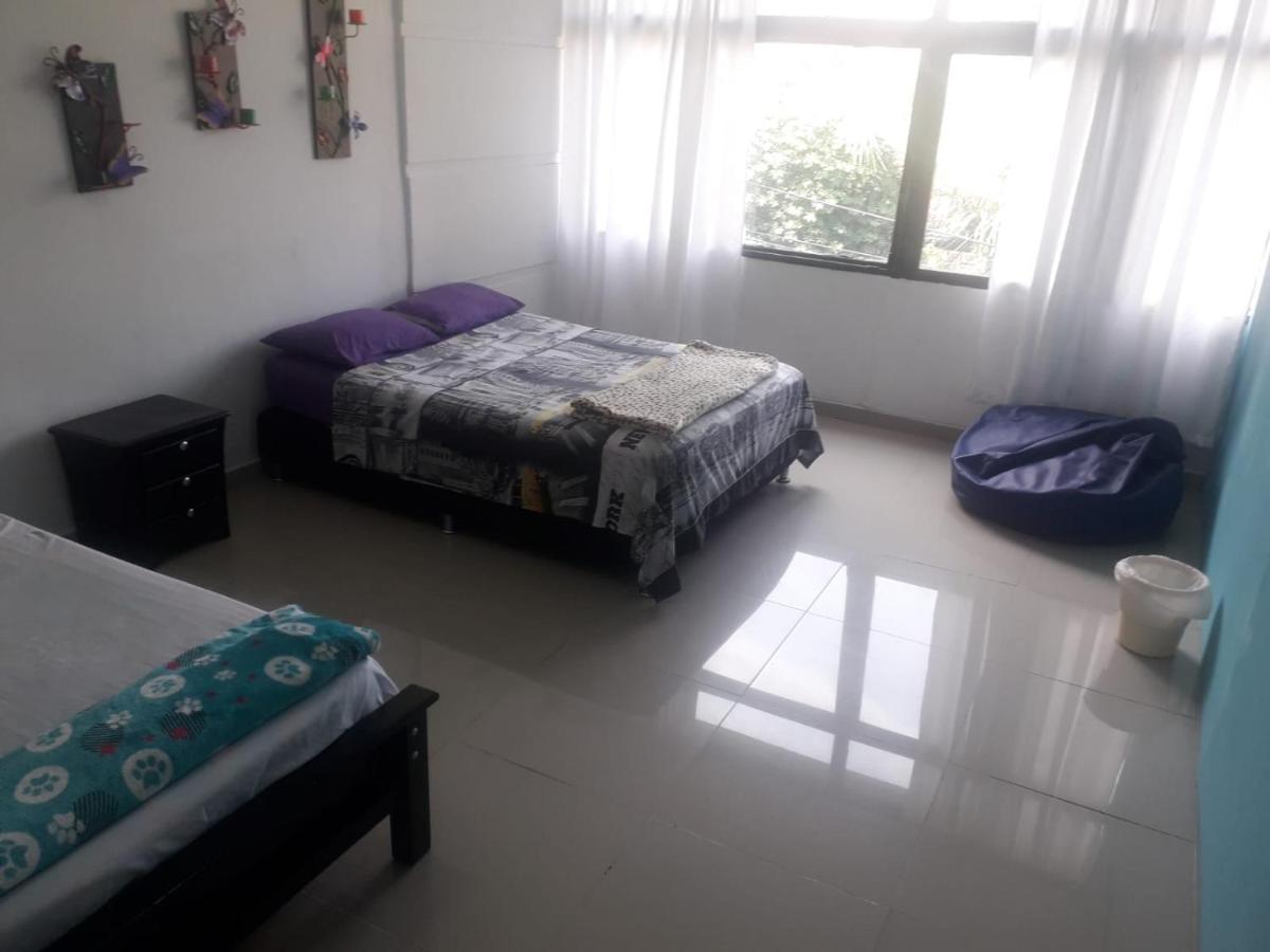 Hostal Komfort Medellín Buitenkant foto